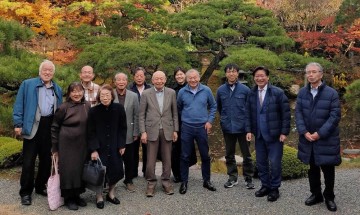 集合写真（左から田端信治，赤木睦代，岩城成佳，黒田知子，久保哲男，西勇次，松尾忠昌，東岡由紀子，川口直也，藤原正幸，上中康司，北真収）